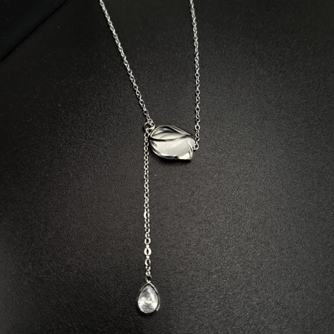 487427937_1078995507576047_1512019111296199090_n-Photoroom (1) سلسال ندى الورق – Leaf Dew Necklace - الصورة 1